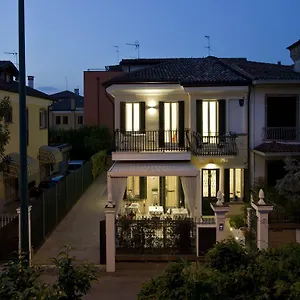 https://chiara-lodge.hotelslidodijesolo.com